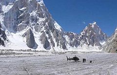 Nueve alpinistas comienzan el agónico rescate de Óscar Pérez en Pakistán