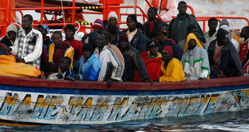 Desciende un 40% la llegada de inmigrantes irregulares a España en cayucos y pateras