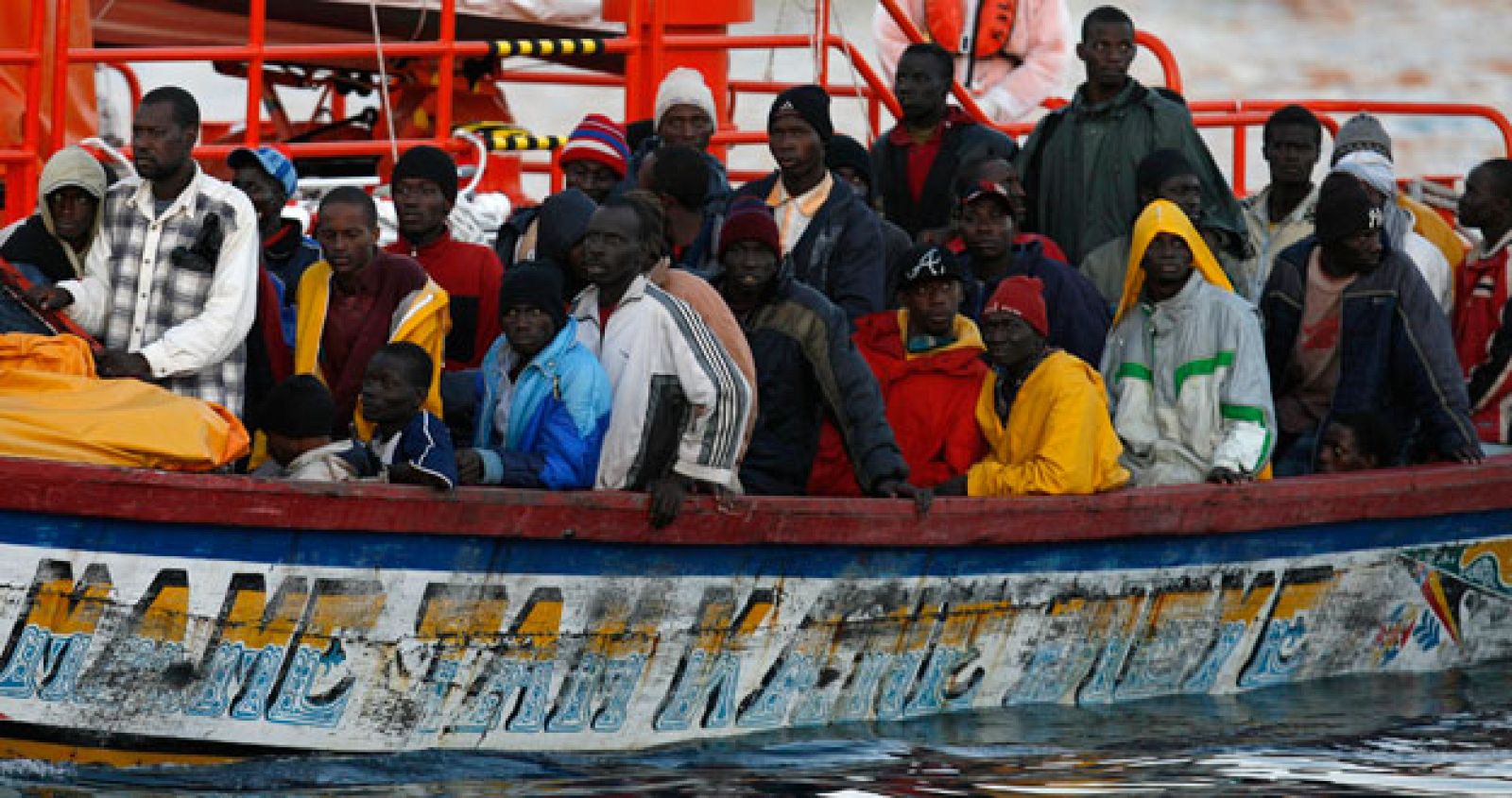 Inmigrantes llegan en patera al puerto de Los Cristianos en Tenerife