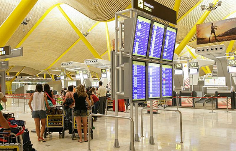 Aena investiga las causas del apagón que paralizó durante una hora la T-4 de Barajas