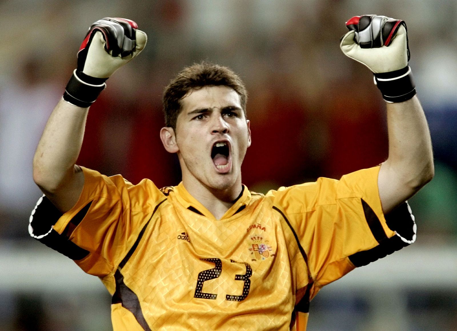 Iker Casillas ha convertido su manía de jugar en manga corta en un ritual, no duda en cortar a tijera la camiseta si es necesario.