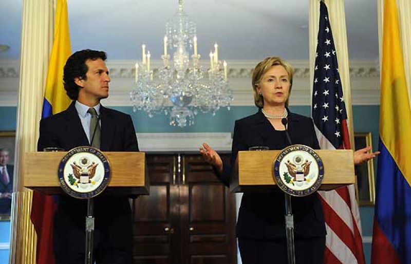 Clinton asegura que el acuerdo militar respeta la soberanía de Colombia