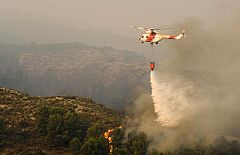 Continúa activo el incendio de Zaragoza, donde el viento dificulta las labores de extinción