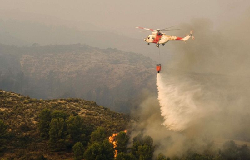Continúa activo el incendio de Zaragoza, donde el viento dificulta las labores de extinción