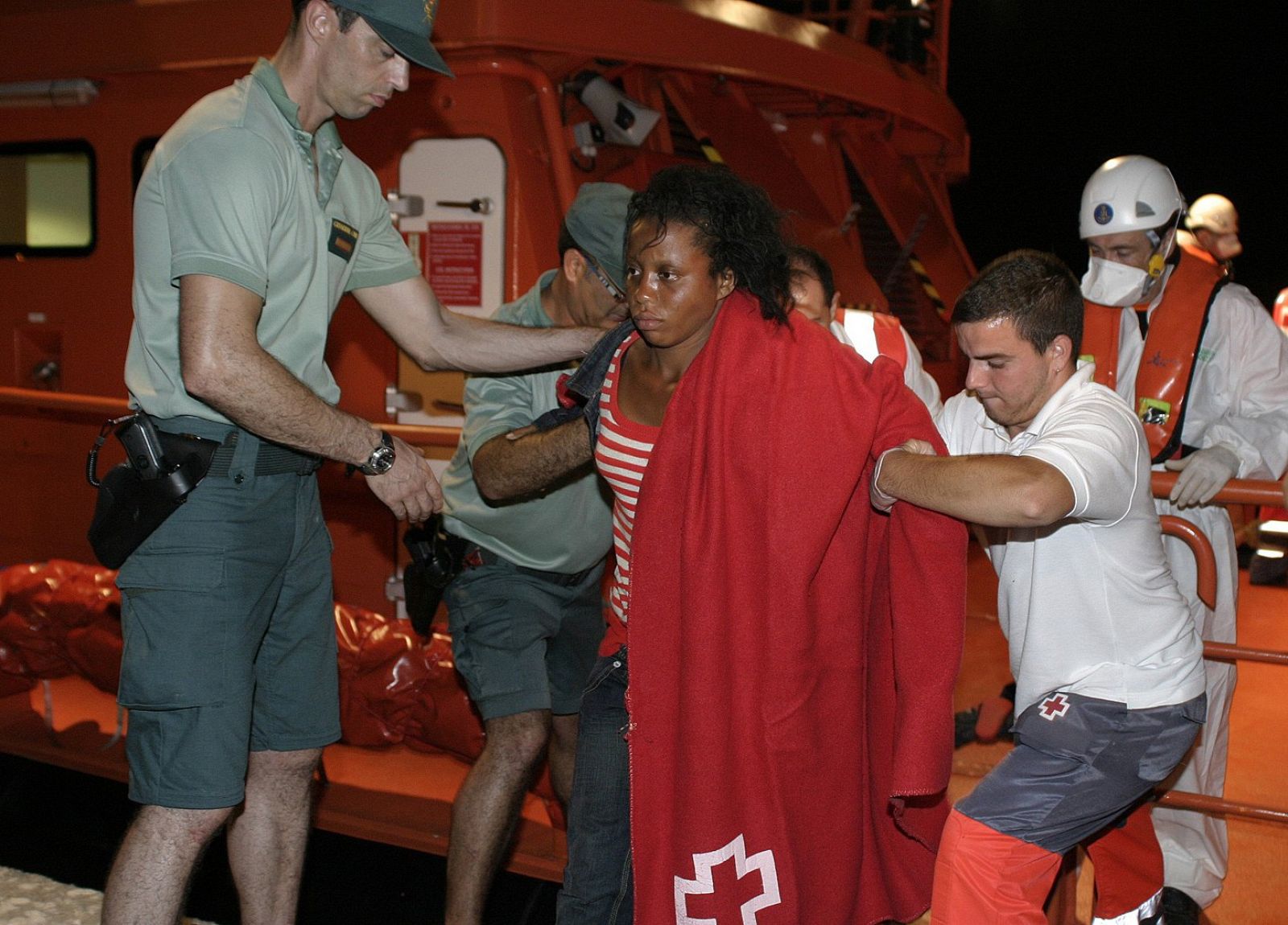 RESCATAN PATERA CON 35 INMIGRANTES FRENTE A LA COSTA GRANADA