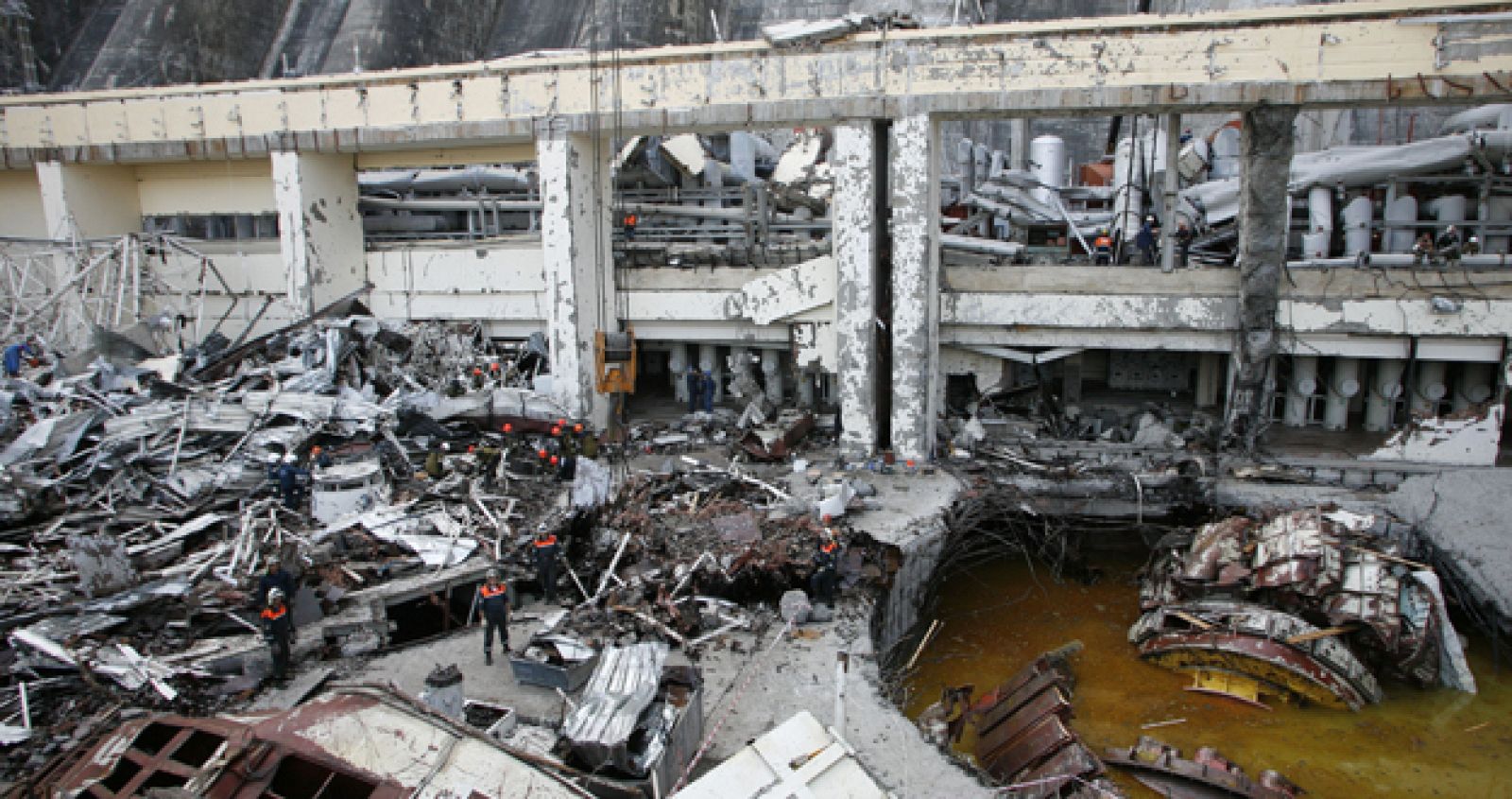 Un grupo de rescatadores busca supervivientes entre los escombros de la mayor central hidroeléctrica rusa