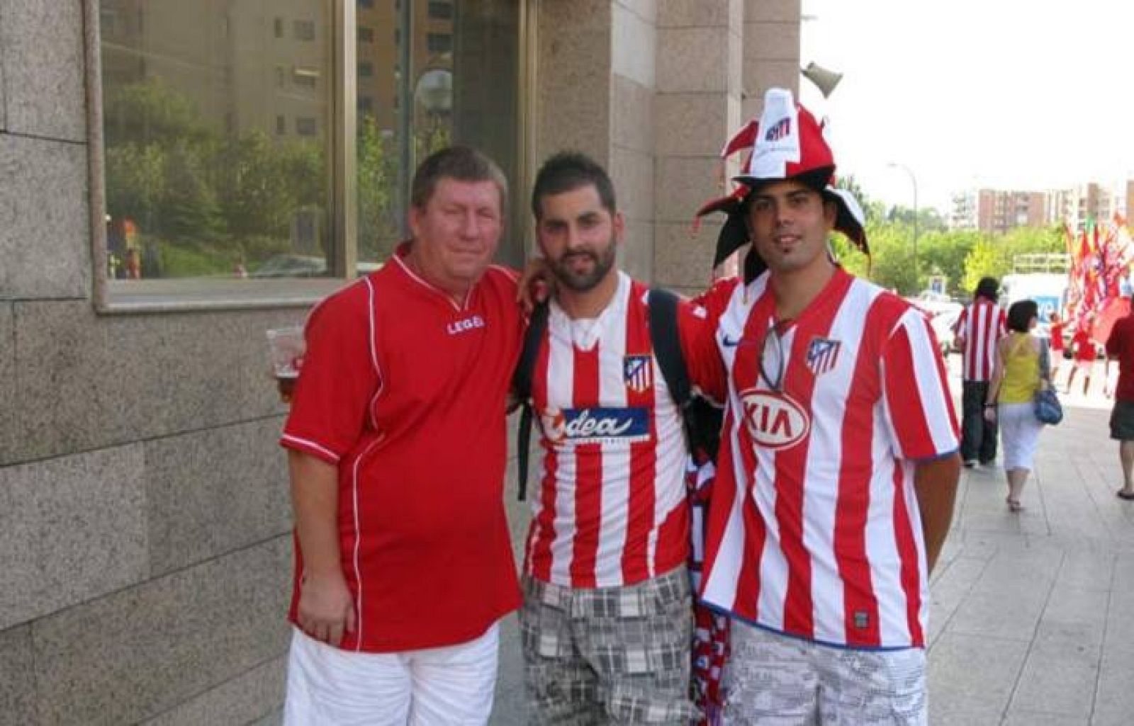 Aficionados ataviados con camisetas, gorros y bufandas para apoyar al conjunto rojiblanco en su último paso hacia la Champions.