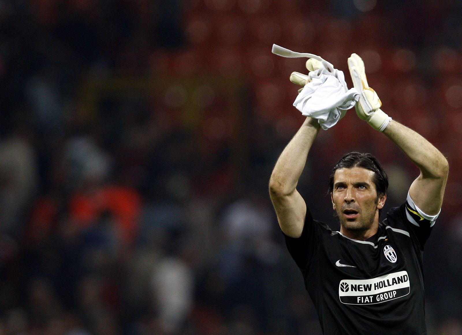 Buffon agradeciendo el apoyo a los 'tifosi' de la Juventus