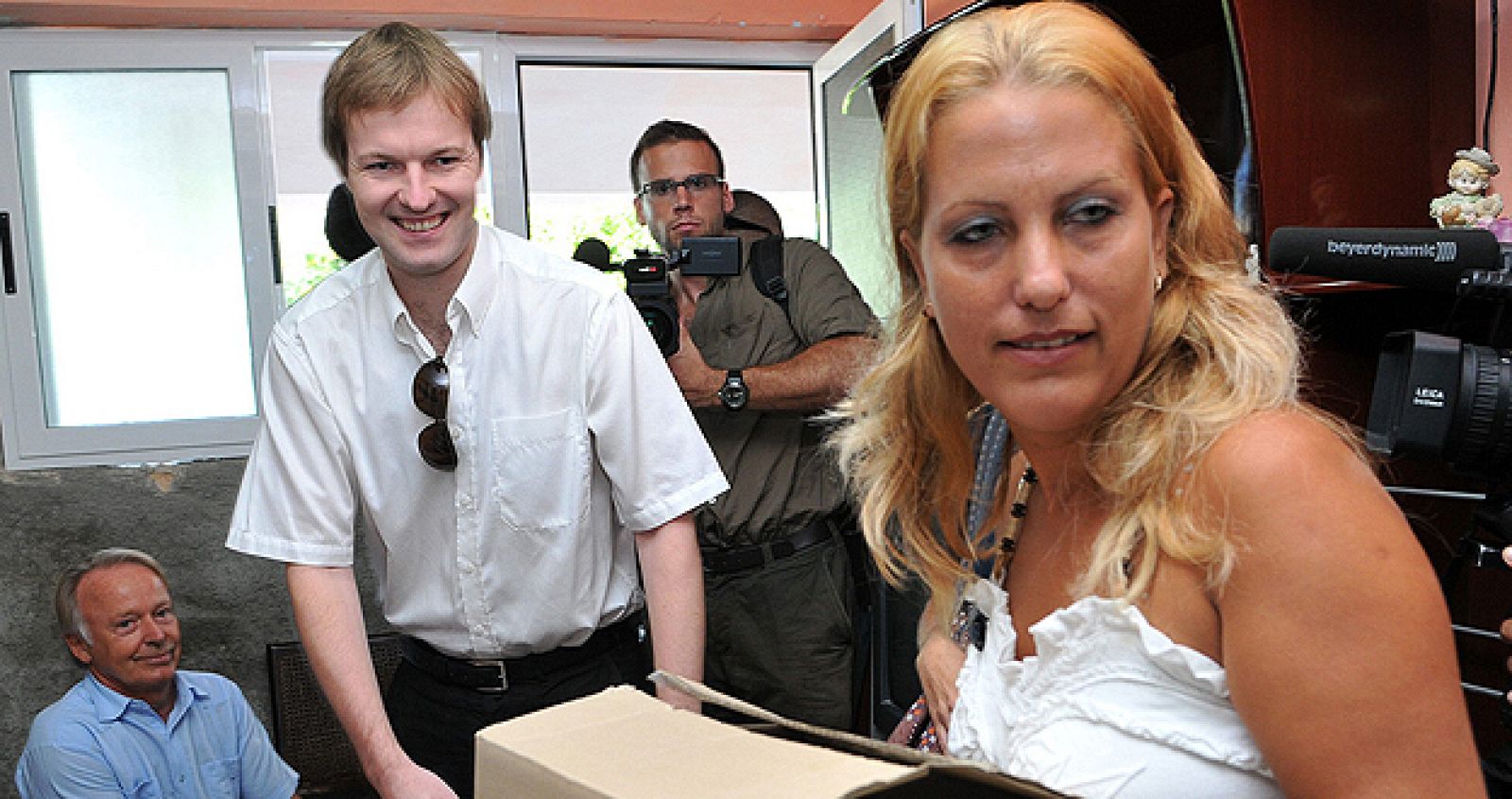 Visita de varios diplomáticos de la Unión Europea a la familia del Darsi Ferrer