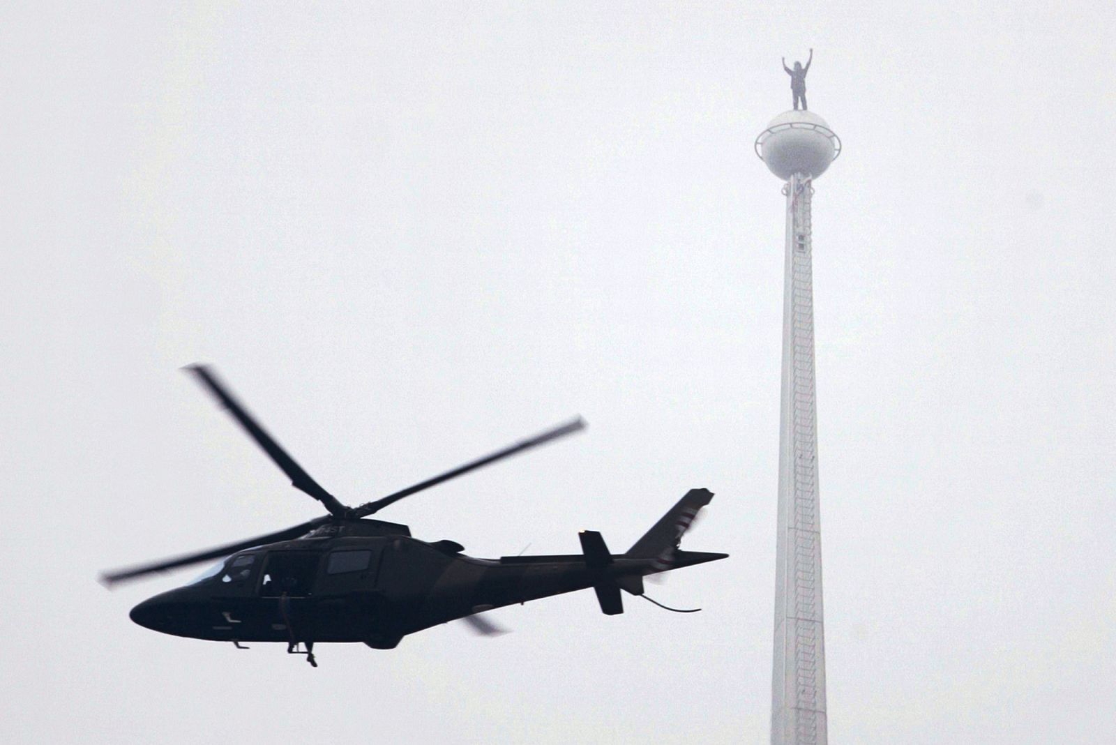 Alain Robert, conocido como el 'Spiderman' francés, ha completado otro reto, la escalada de las Torres Petronas de Kuala Lumpur (Malasia), a 452 metros de altura