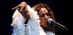 Rosario pone voz a la nueva cabecera de "Cuéntame"