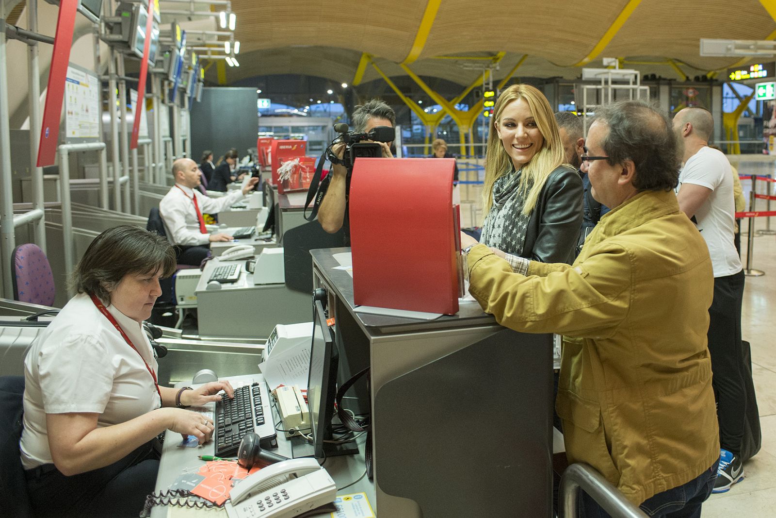Arsenal manager Wenger walks onto pitch before his team's soccer match against Rangers during 2009 Emirates Cup in London