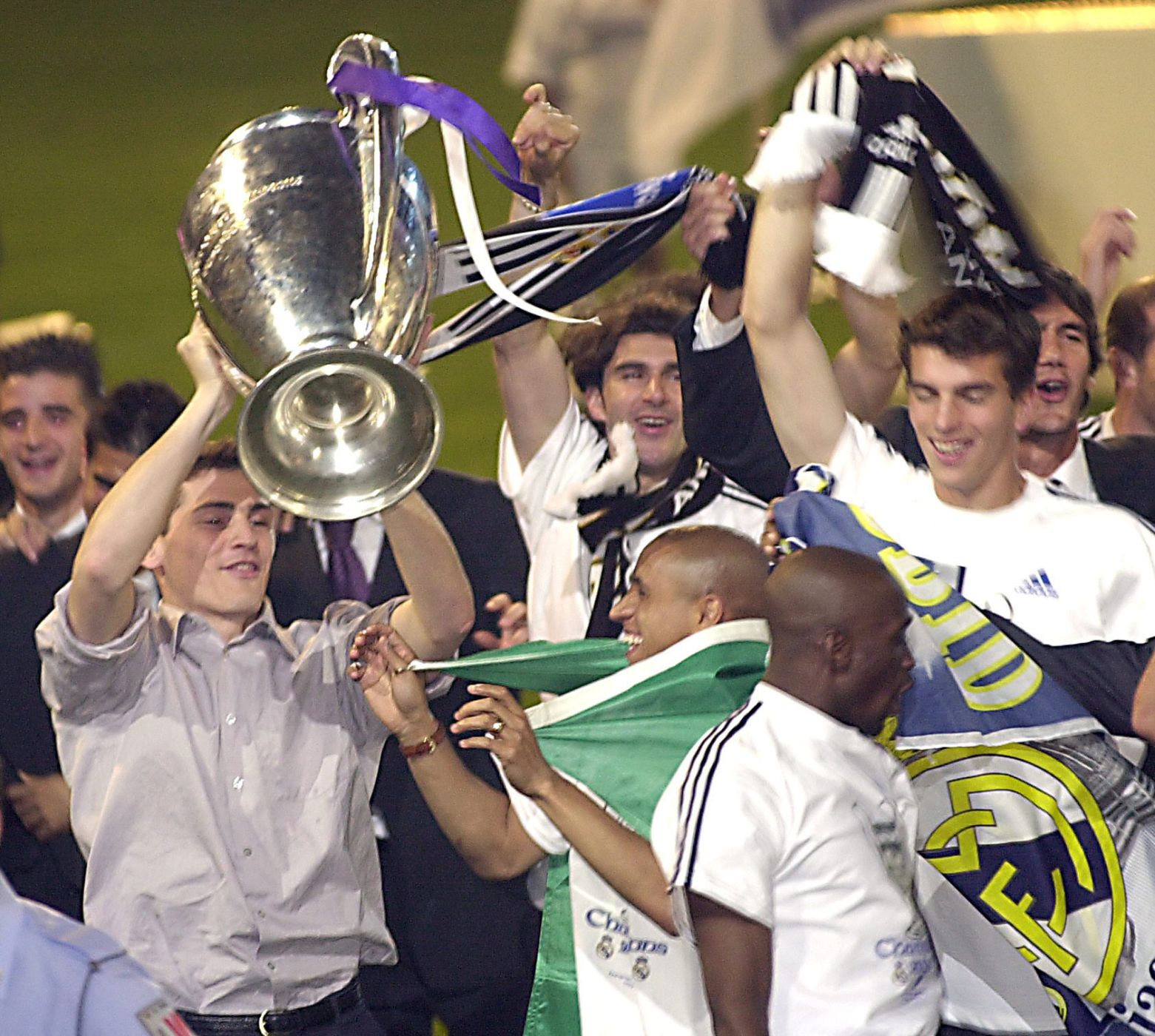 Yamaha MotoGP rider Lrenzo of Spain gives a thumbs-up after the qualifying session of the Italian Grand Prix in Misano