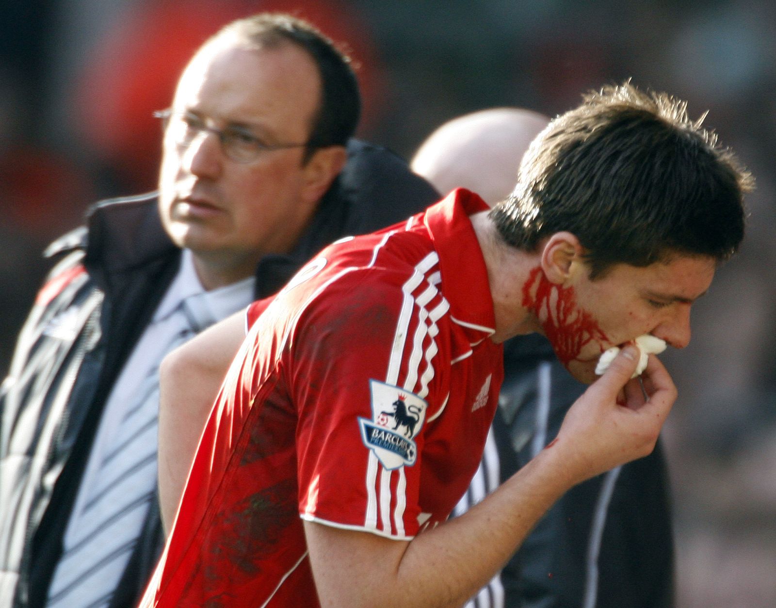 Xabi Alonso con rafa Benítez en segundo plano