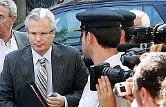Garzón comparece en el Supremo aplaudido por miembros de asociaciones de la Memoria Histórica