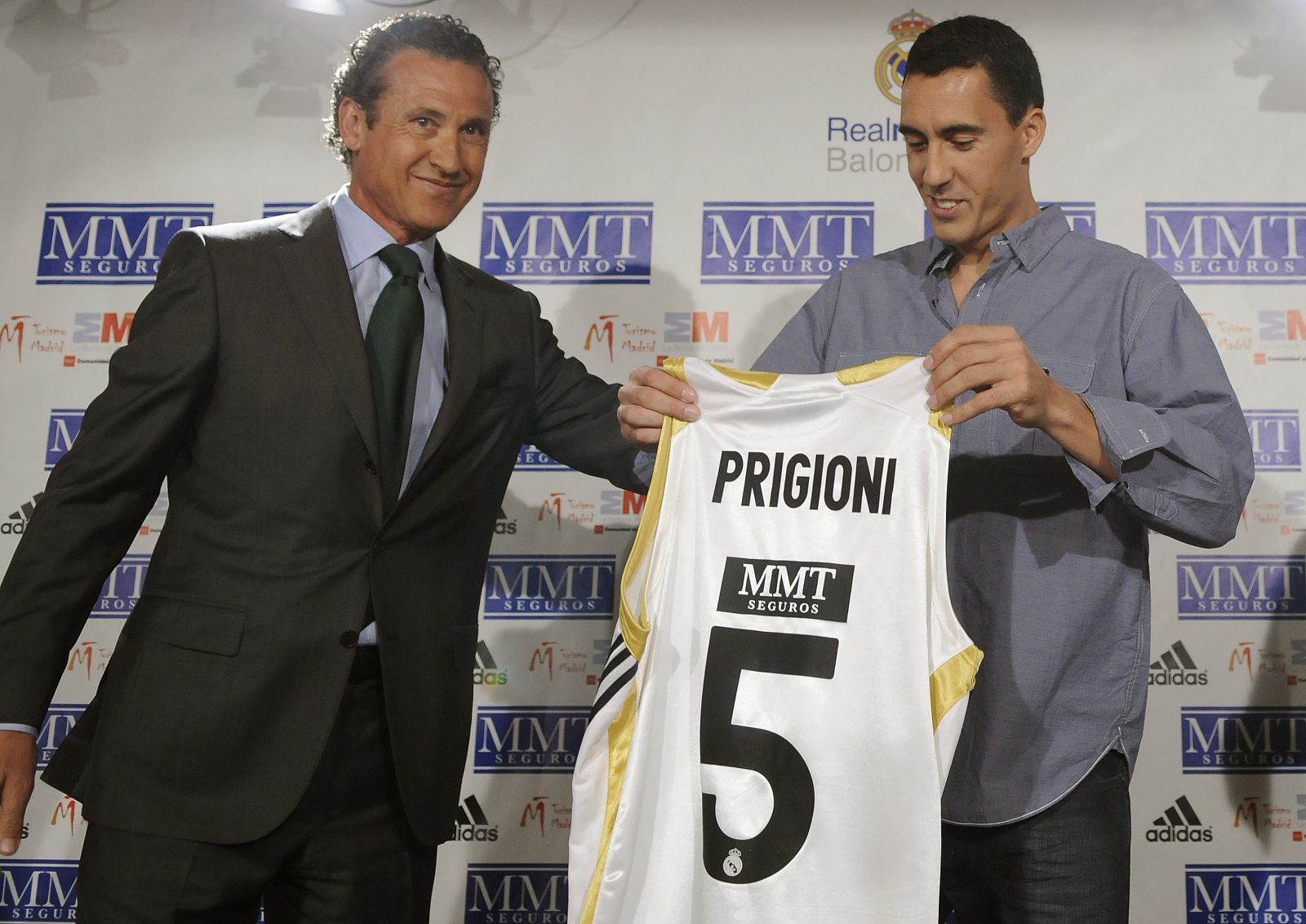 Prigioni posa junto a Jorge Valdano con su nueva camiseta, la del Real Madrid