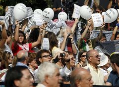 Un continuo aplauso ahoga los abucheos contra la cantante israelí Noa en el acto oficial de la Diada