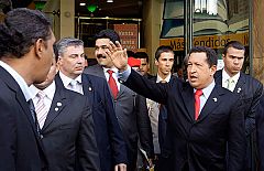 Hugo Chávez se ve cara a cara con detractores y partidarios en una céntrica librería de Madrid