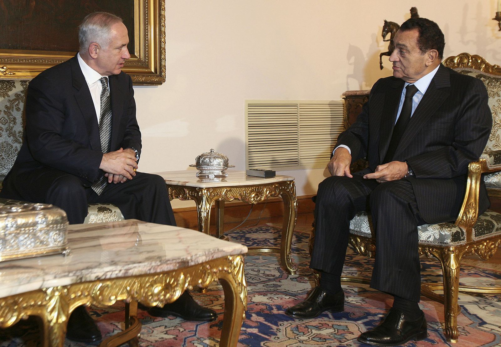 Israel's Prime Minister Netanyahu talks with Egypt's President Mubarak as they meet at the presidential palace in Cairo