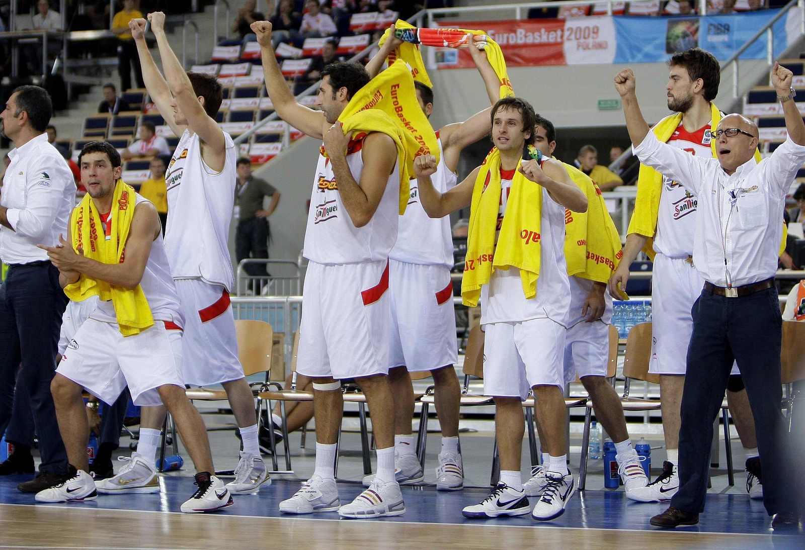 Los jugadores de la selección española de baloncesto animan al equipo durante el partido