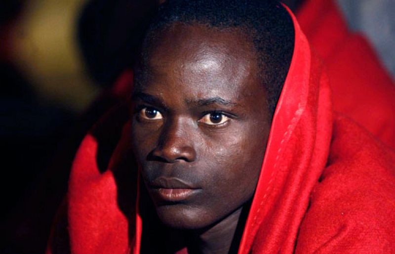 Interceptan en Tenerife un cayuco con 65 inmigrantes a bordo, 24 de ellos posibles menores