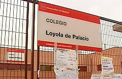 El juez impone una orden de alejamiento del colegio para el padre acusado de agredir a la directora