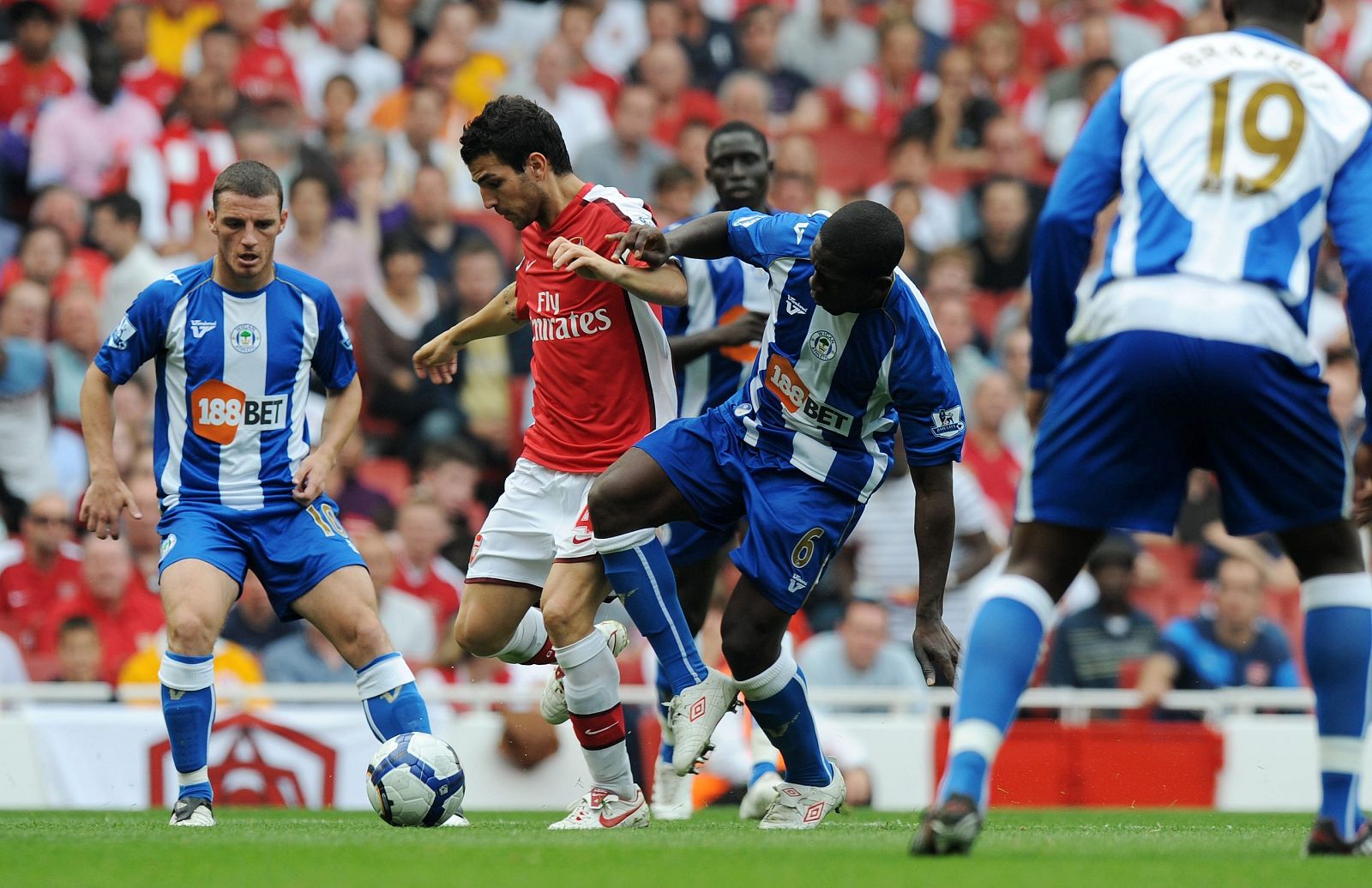 Cesc conduce el balón en el partido entre el Arsena y el Wigan