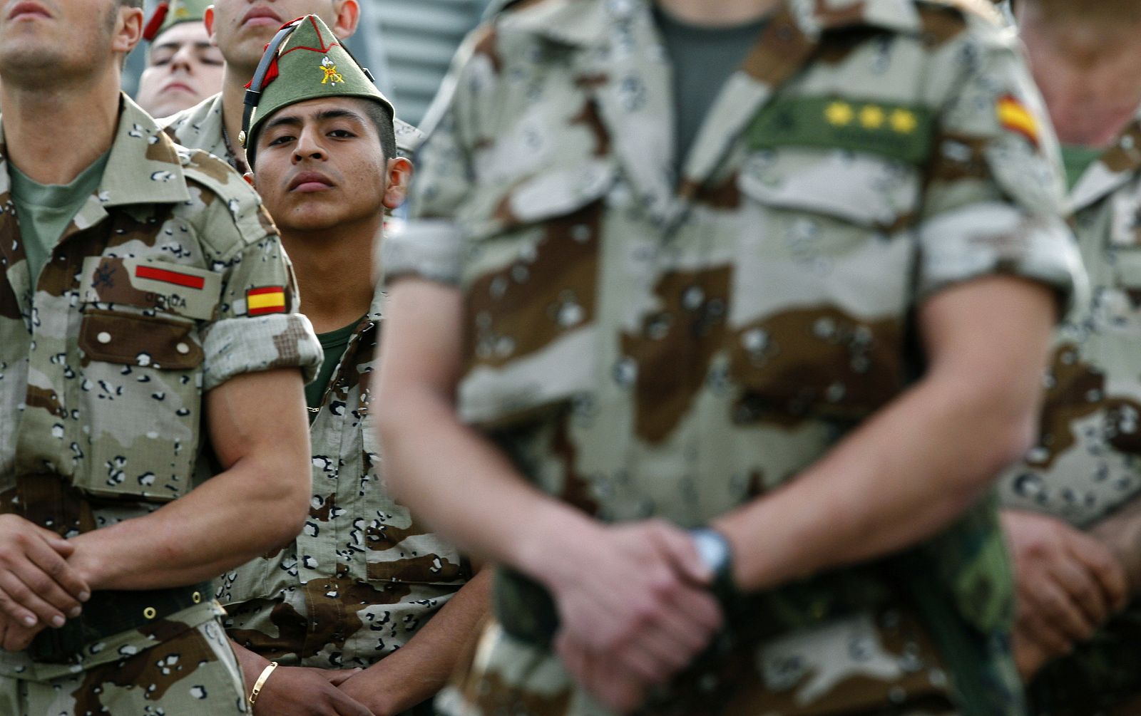 Soldados españoles guardan filas