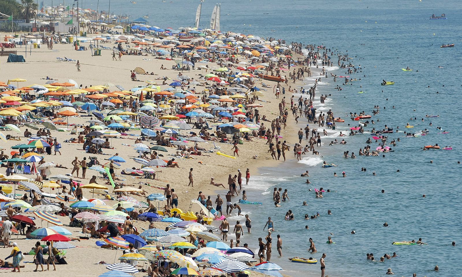 Una playa de Calella en pleno mes de agosto