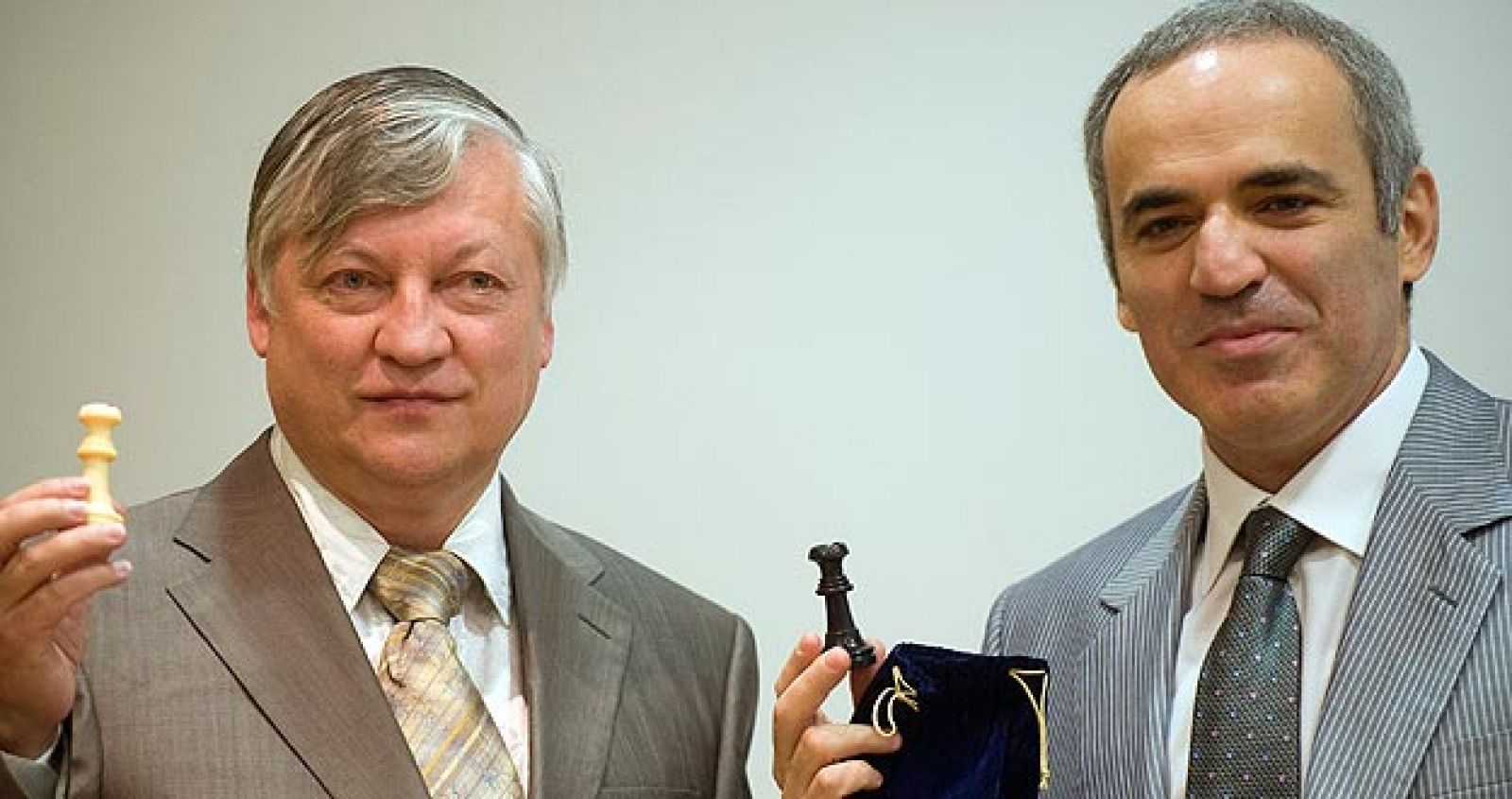 Los ex campeones del mundo de ajedrez Anatoli Karpov y Gari Kasparov.