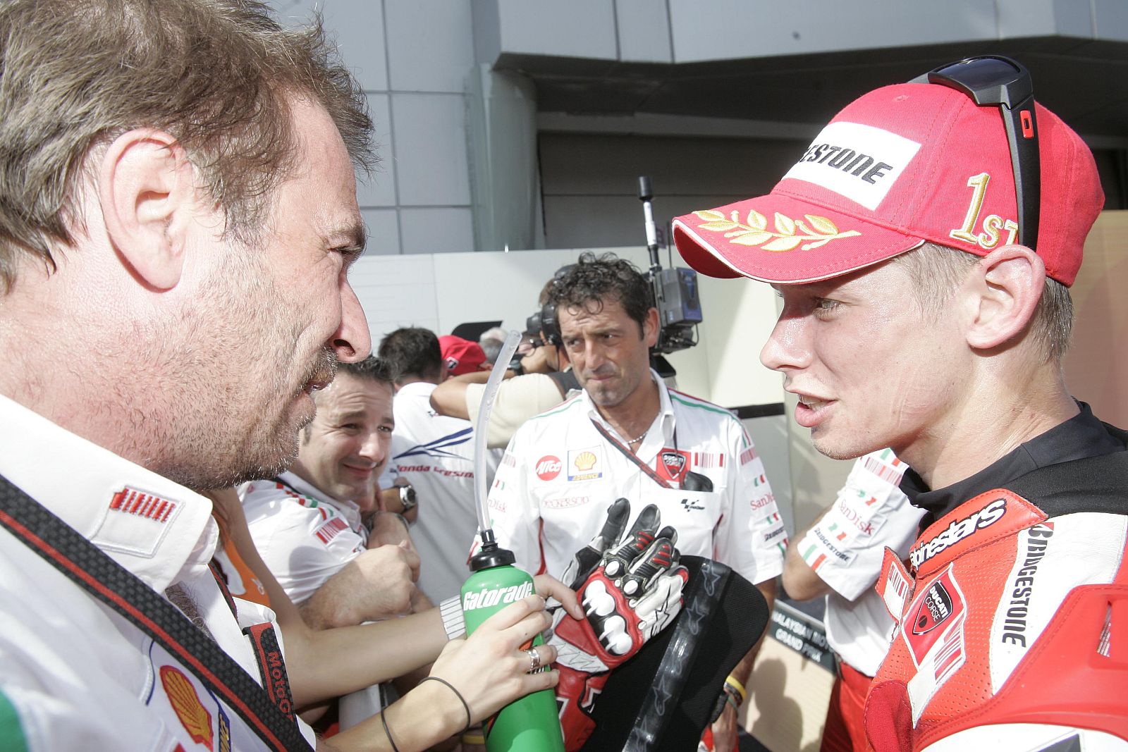 Livio Suppo junto a su piloto, Casey Stoner,