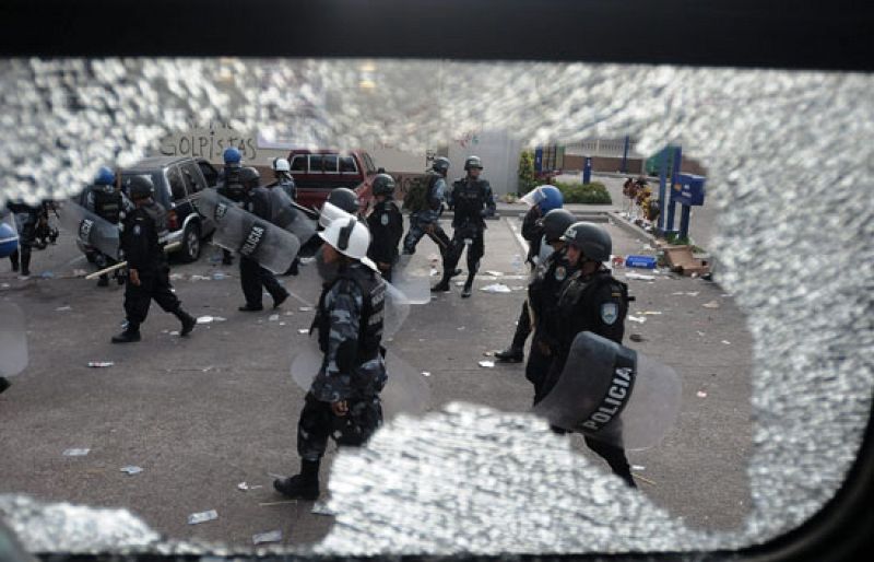 La Policía disuelve con gases a los seguidores de Zelaya congregados en la embajada brasileña