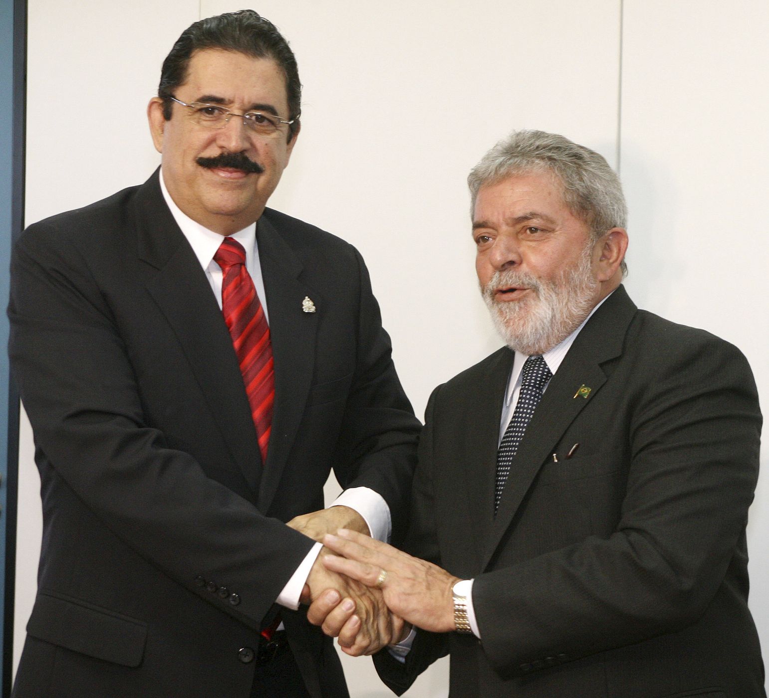 Brazil's President Luiz Inacio Lula da Silva shakes hands with Honduras' ousted President Manuel Zelaya during a meeting at the Cultural Center Banco do Brasil in Brasilia