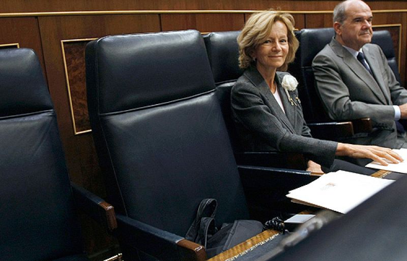 Salgado defiende que los presupuestos son "los que España necesita" y el PP los tacha de "atraco"