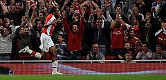Liverpool y Arsenal avanzan en la Carling