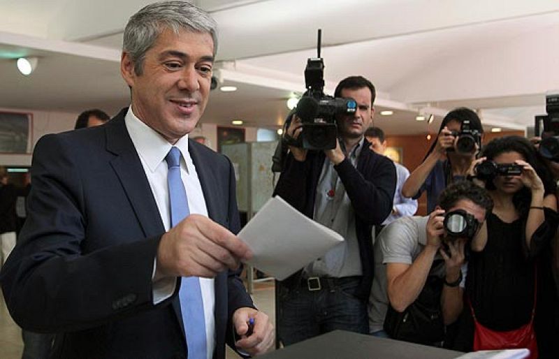 El socialista Sócrates consigue la reelección en Portugal pero pierde la mayoría absoluta