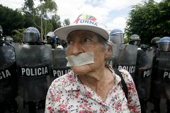El gobierno de Micheletti bloquea varias manifestaciones de seguidores de Zelaya
