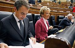 Zapatero no quiere hipotecar el futuro de las cuentas y Rajoy habla de "catástrofe"