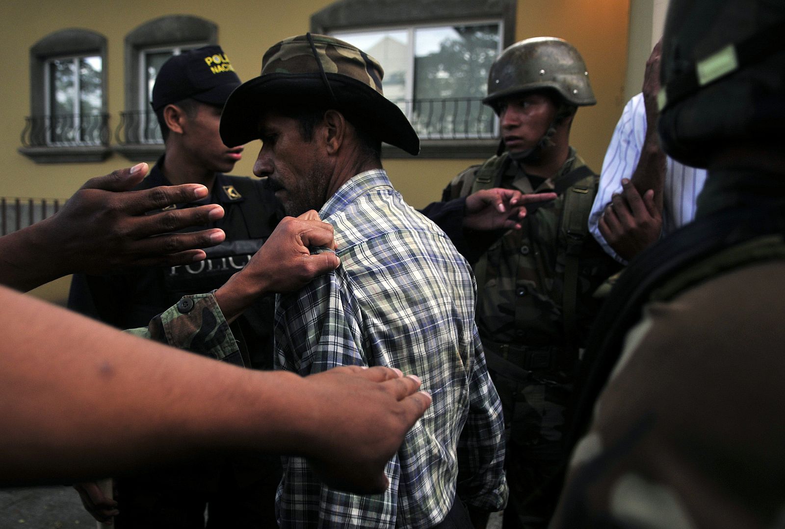 Un seguidor de Zelaya es delalojado del Instituto Nacional Agrario de Tegucigalpa