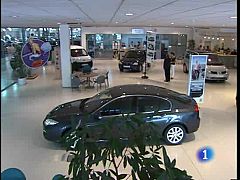 La venta de coches repunta un 18%, tras 16 meses de caídas, pero Sebastián se pasa de optimista