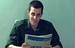 La televisión israelí emite el vídeo que muestra al soldado Gilad Shalit con vida