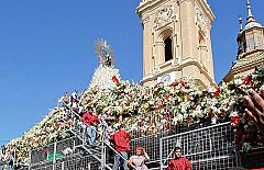 Miles de personas ofrecen flores a la Virgen del Pilar en Zaragoza