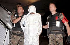 Llegan a España los dos piratas detenidos por el secuestro del 'Alakrana'