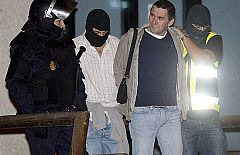Detienen a Otegi y a otros nueve dirigentes en otro golpe a Batasuna en la sede del sindicato LAB