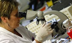 Vigilantes de la gripe con bata blanca