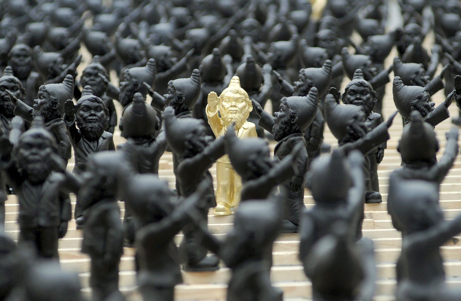 Instalación de Ottmar Hoerl con enanos 'nazis'