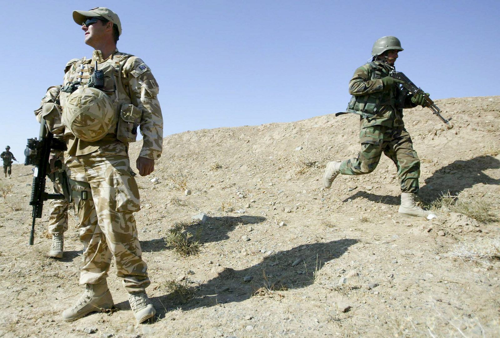 INSTRUCTORES BRITÁNICOS SUPERVISAN MANIOBRAS DE SOLDADOS AFGANOS