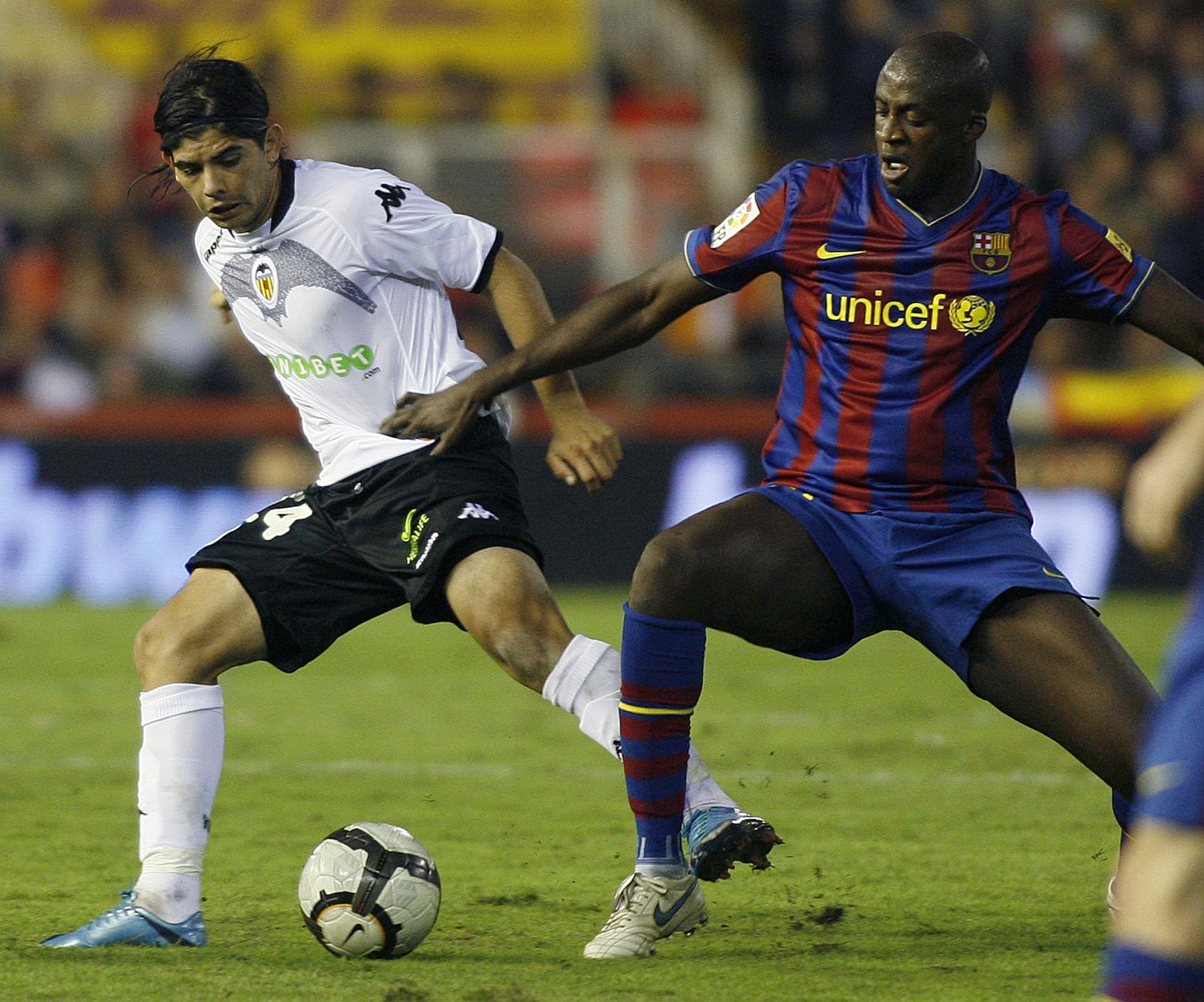 Banega y Toure Yaya luchan por un balón