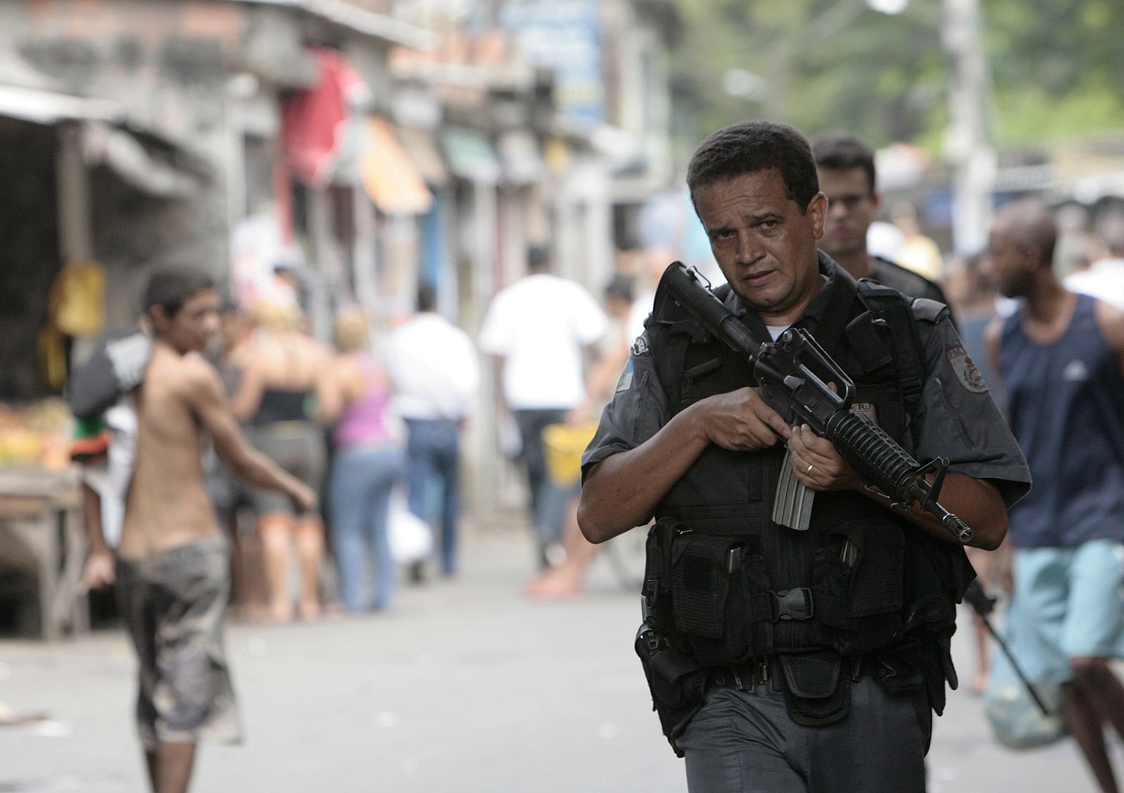Patrulla de policía en la "favela Jacarezinho" en Río