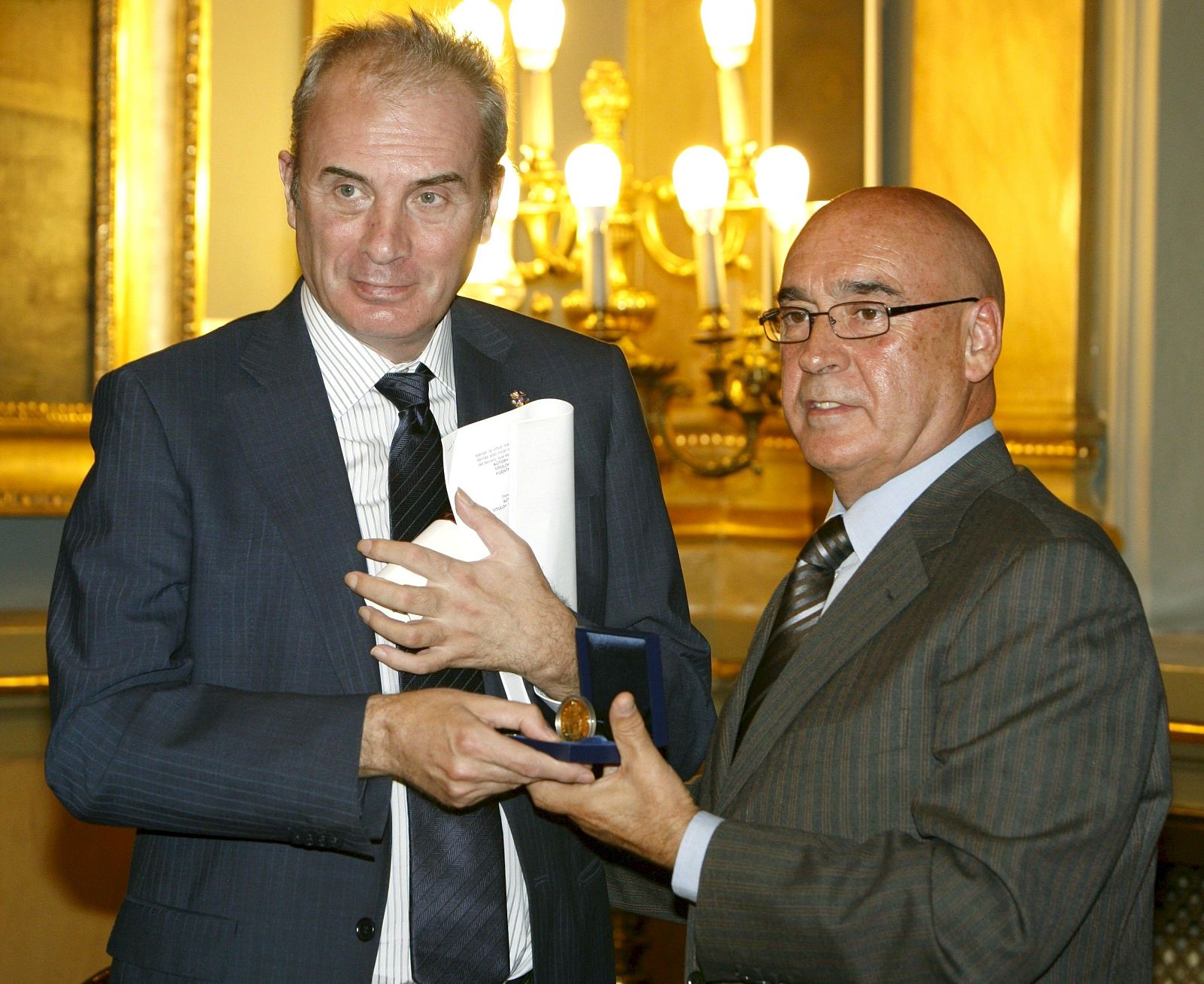 El profesor Jesús Neira (izda) recibe la Medalla de Oro del Senado de manos del presidente de la Cámara, Javier Rojo